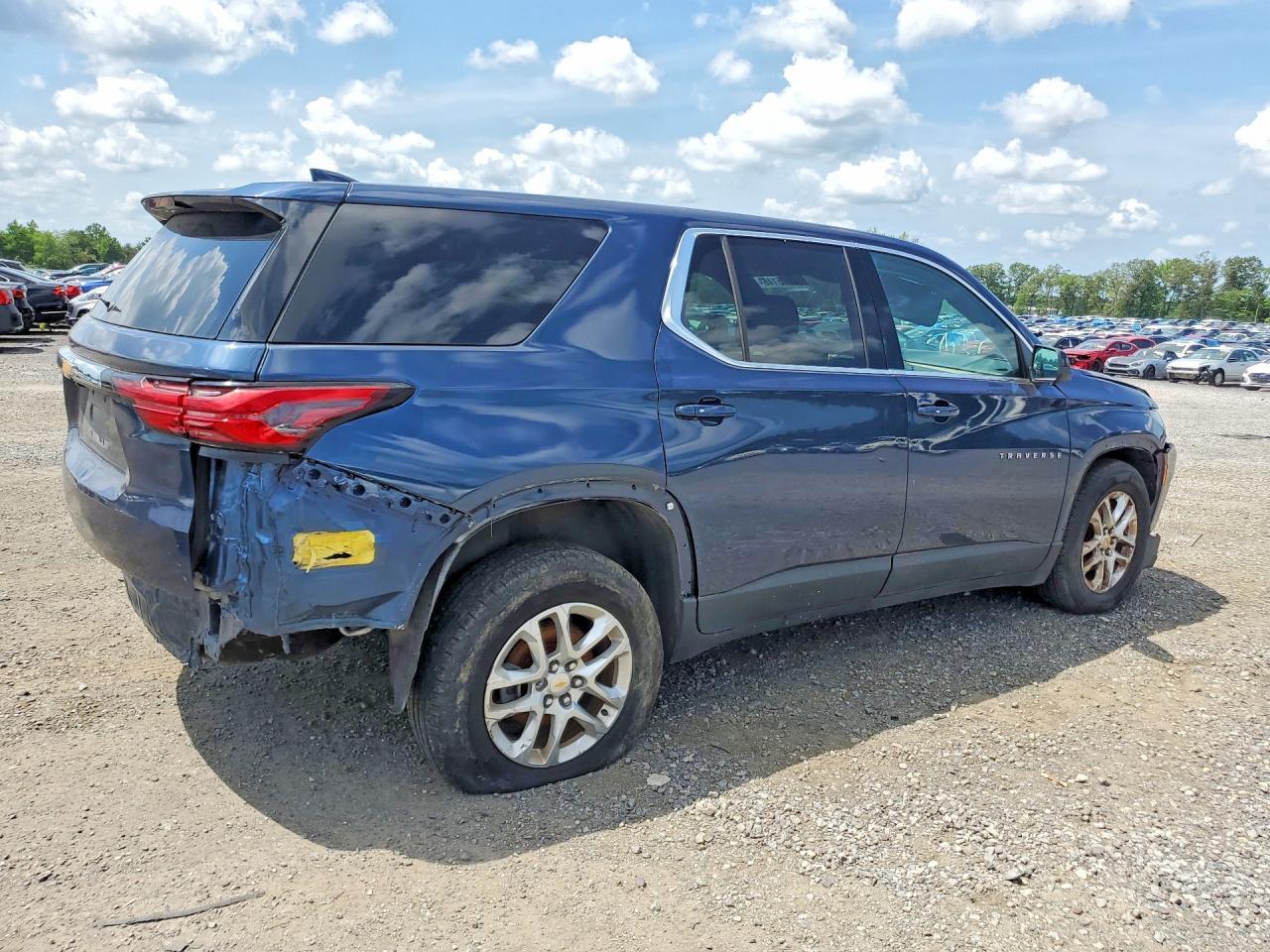 2022 Chevrolet Traverse Ls - zdjęcie 3