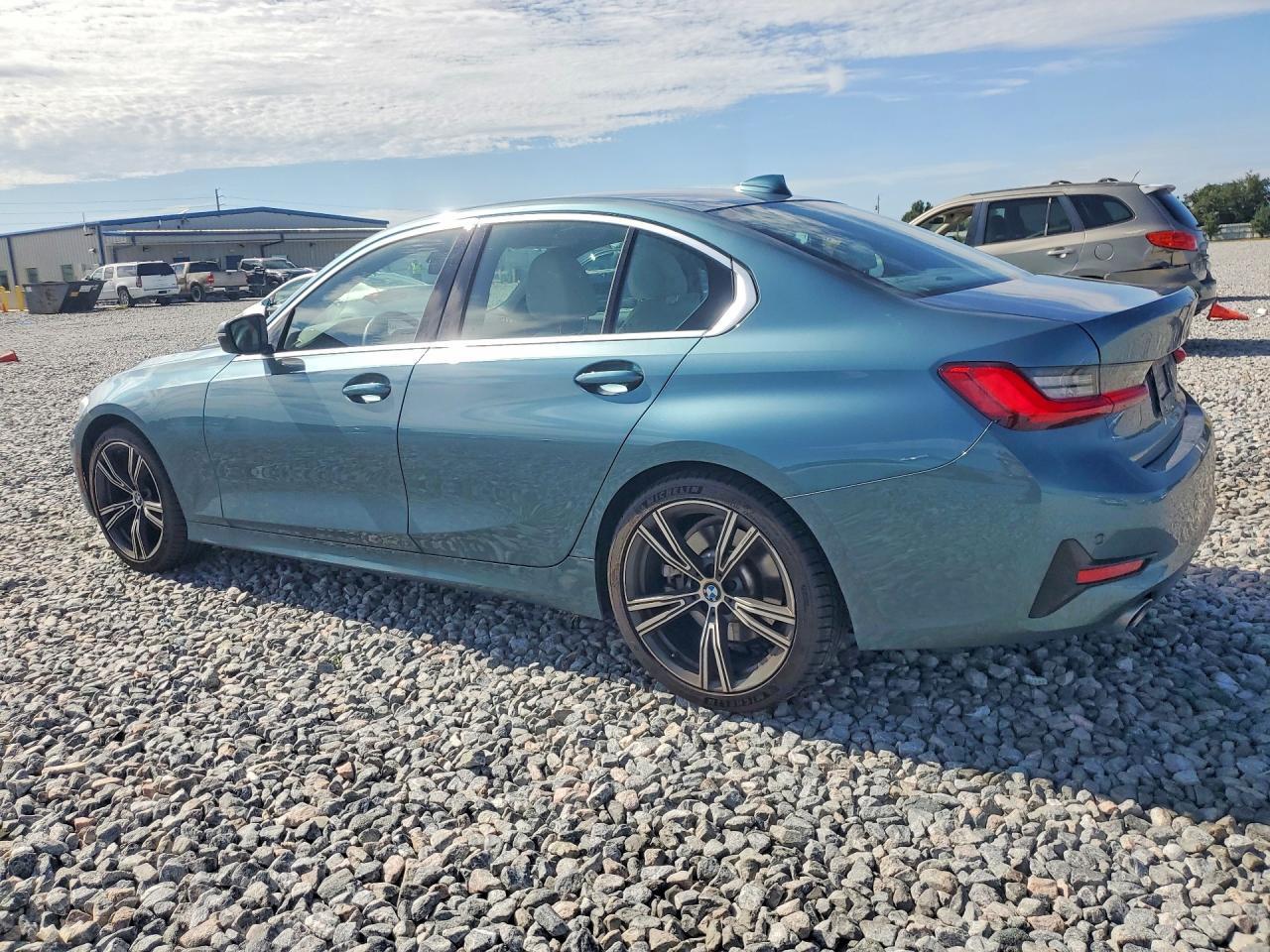 2021 BMW 330I - zdjęcie 2