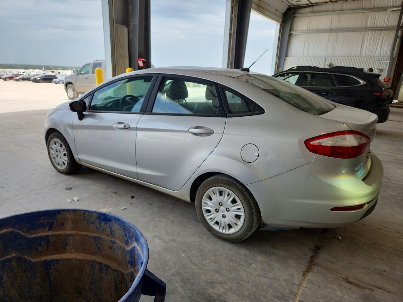 2016 Ford Fiesta S - zdjęcie 2