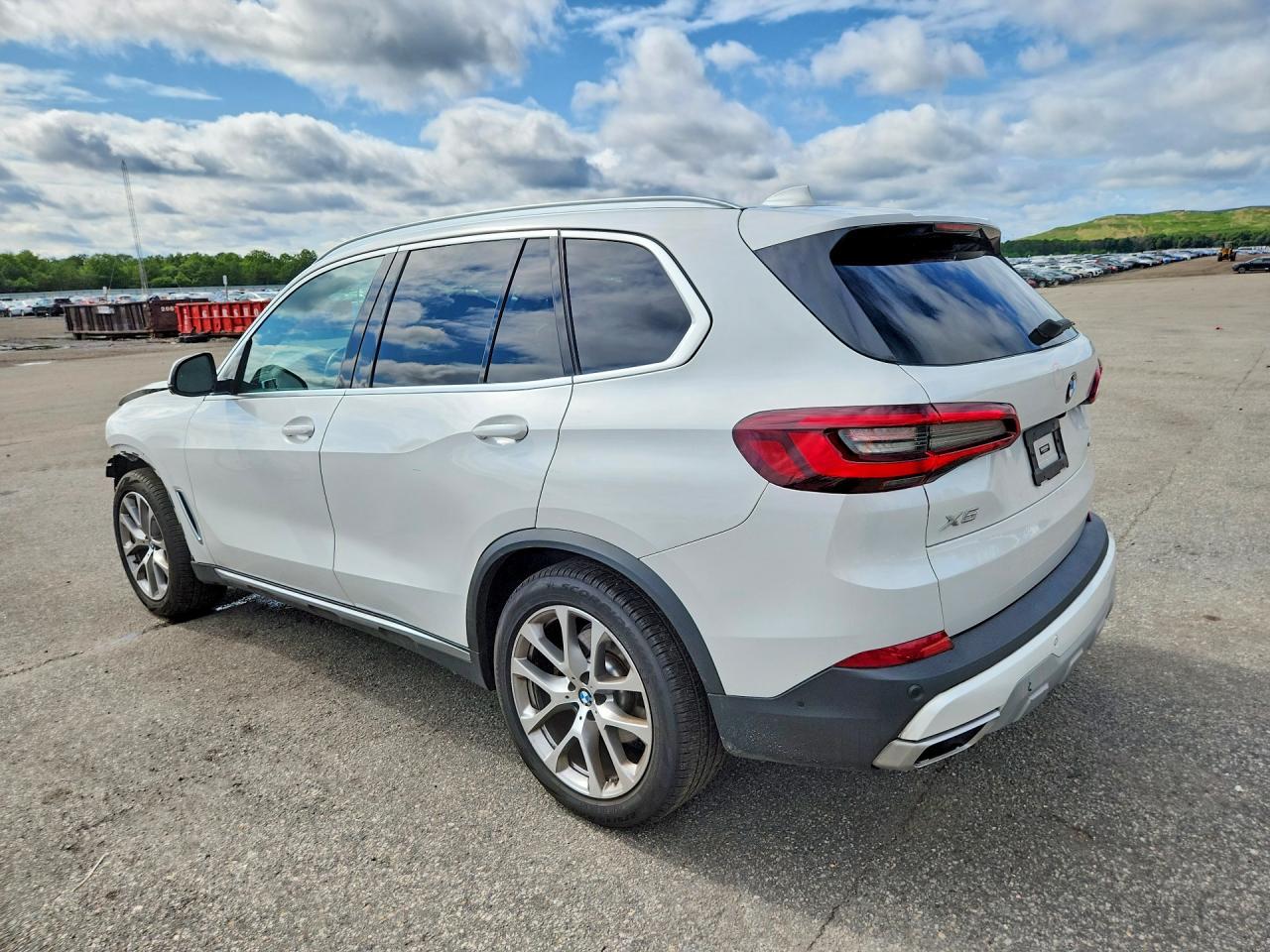 2022 BMW X5 xDrive40I - zdjęcie 2