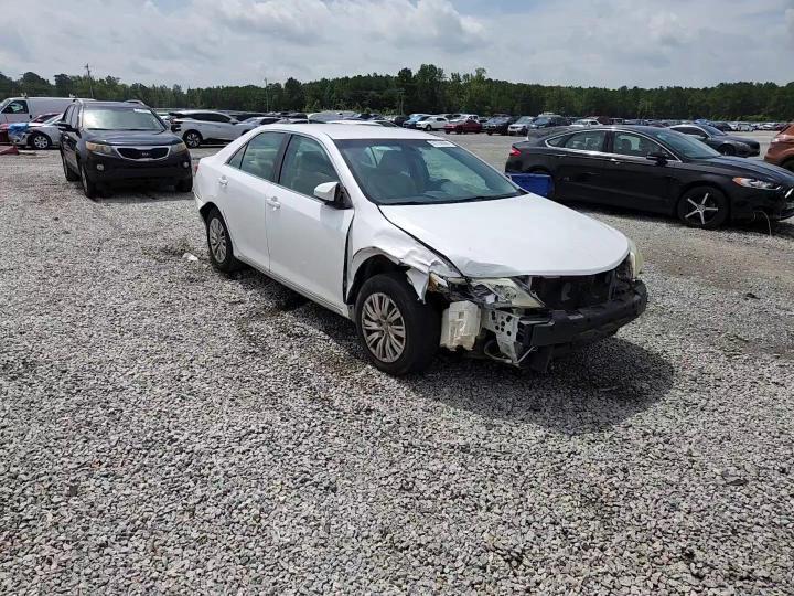 2014 Toyota Camry Le - zdjęcie 13
