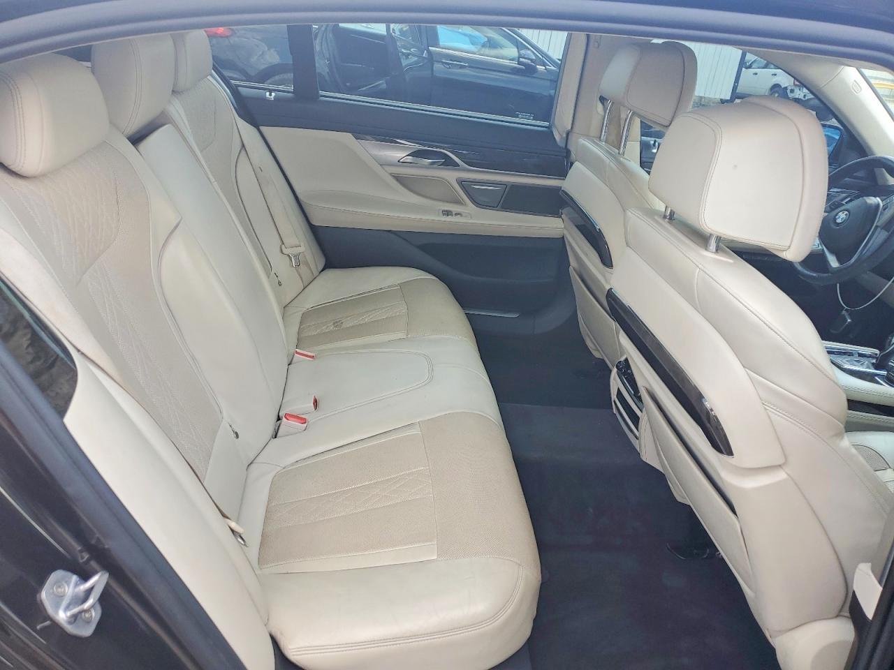 2016 BMW Seria 7 750i - zdjęcie 10