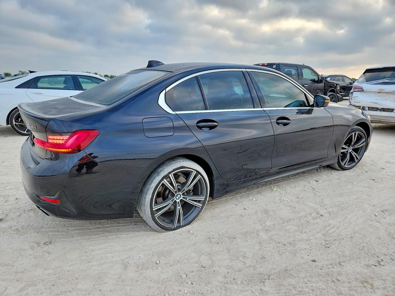 2021 BMW 330I - zdjęcie 3