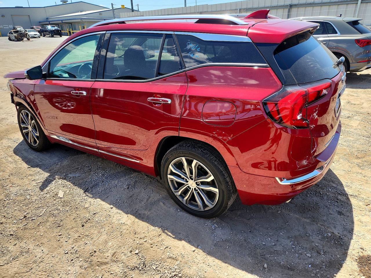 2020 GMC Terrain Denali - zdjęcie 2