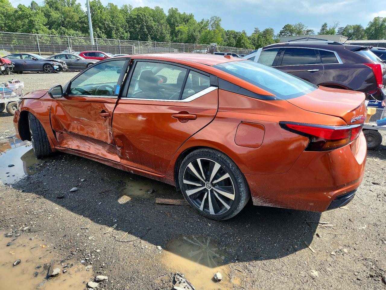 2022 Nissan Altima Sr - zdjęcie 2