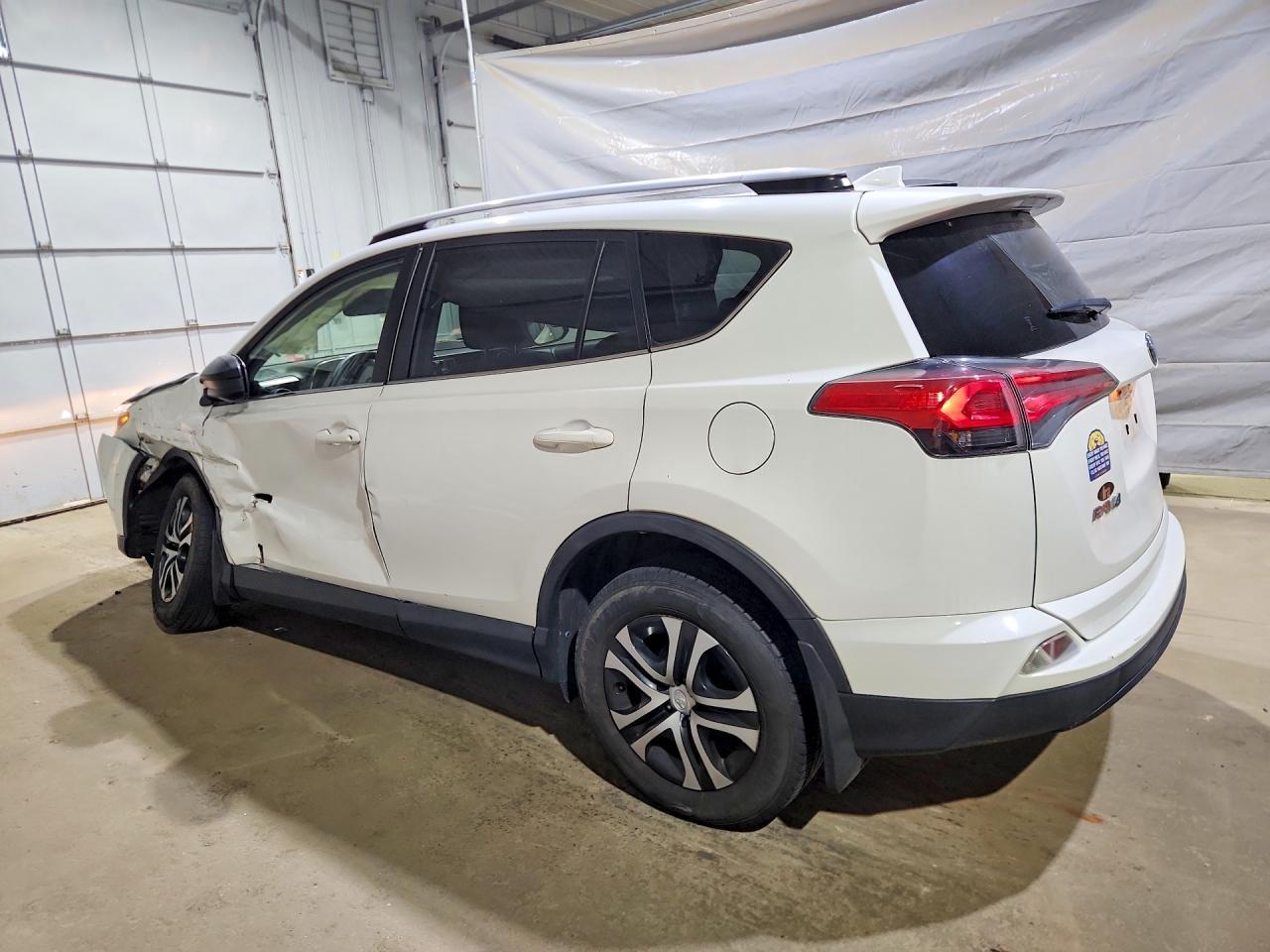 2017 Toyota Rav4 Le - zdjęcie 2