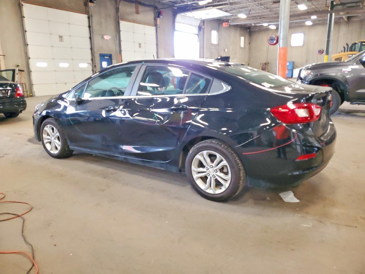 2019 Chevrolet Cruze Lt - zdjęcie 2