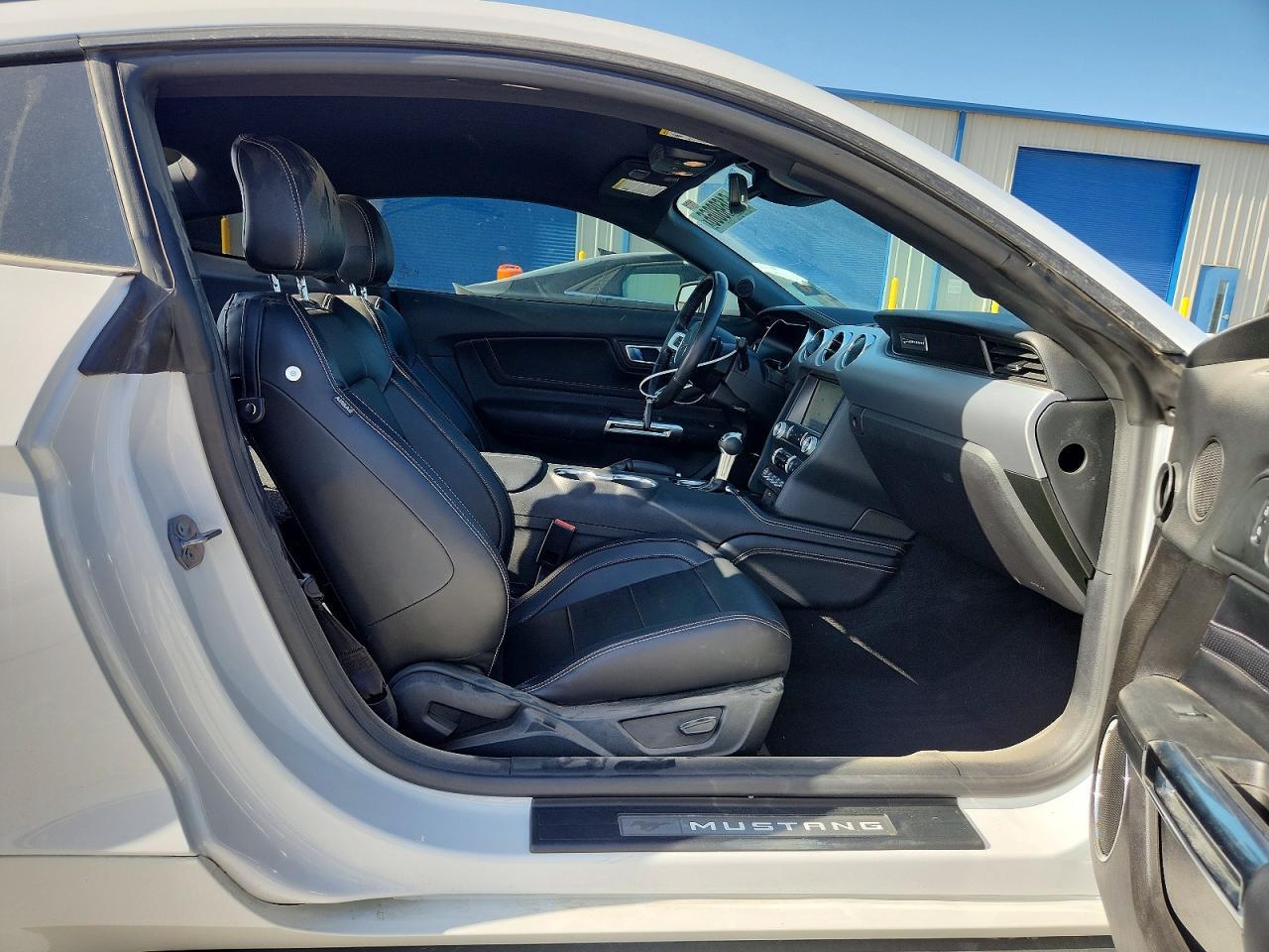 2022 Ford Mustang - zdjęcie 10