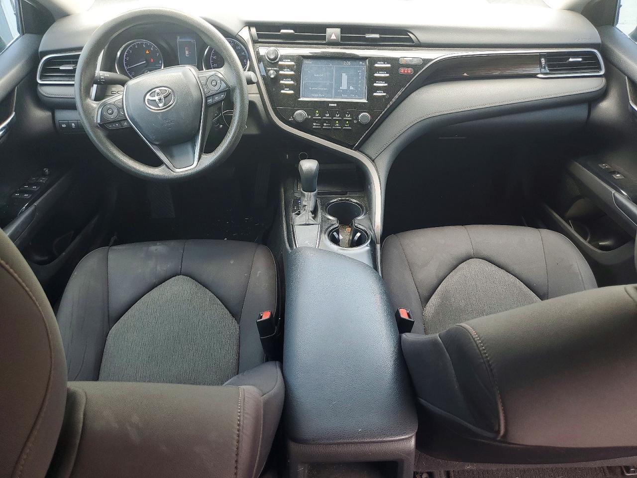 2020 Toyota Camry Le - zdjęcie 8