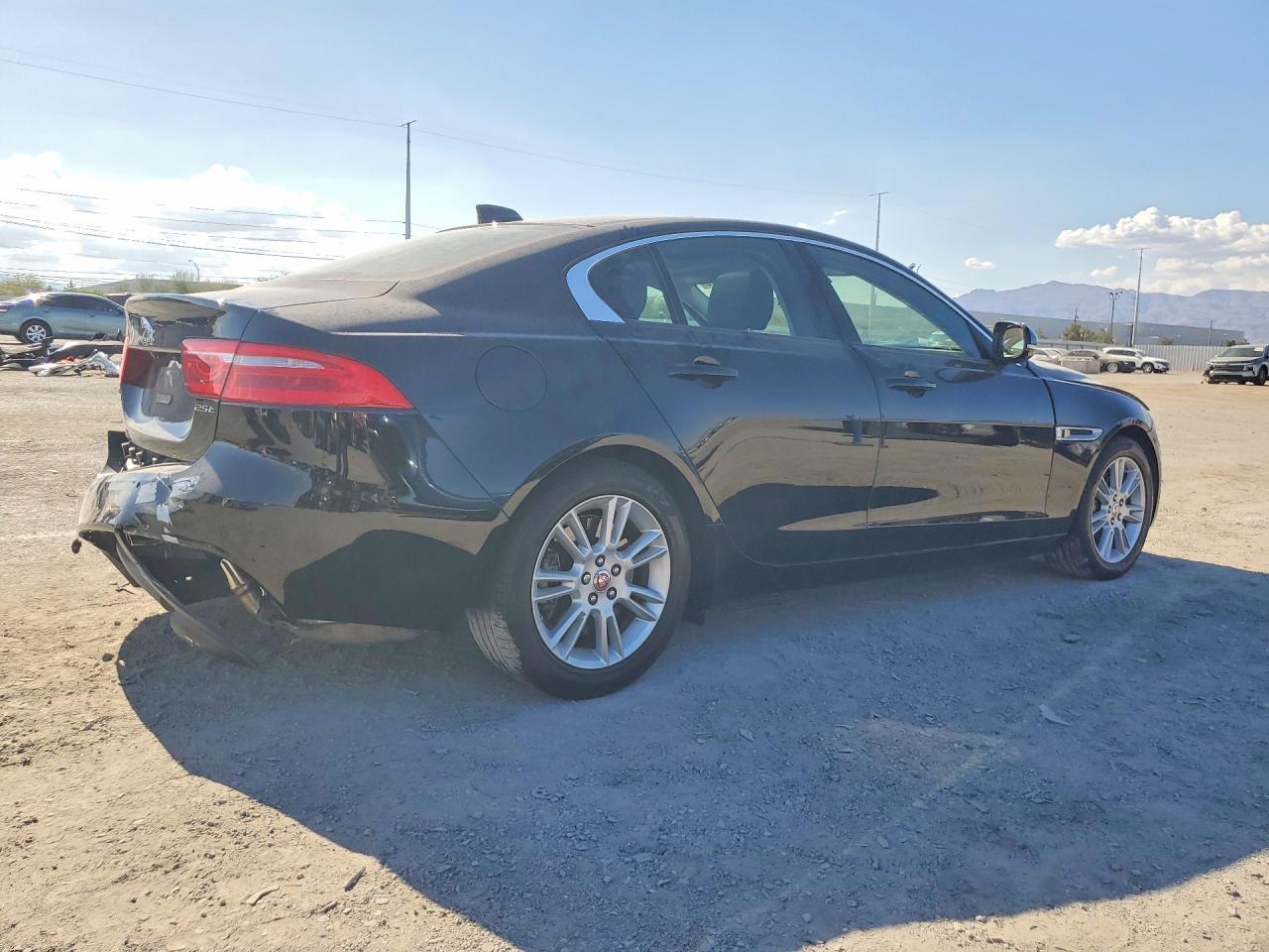 2017 Jaguar Xe Premium - zdjęcie 3