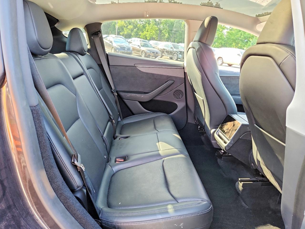 2026 Tesla Model Y - zdjęcie 11