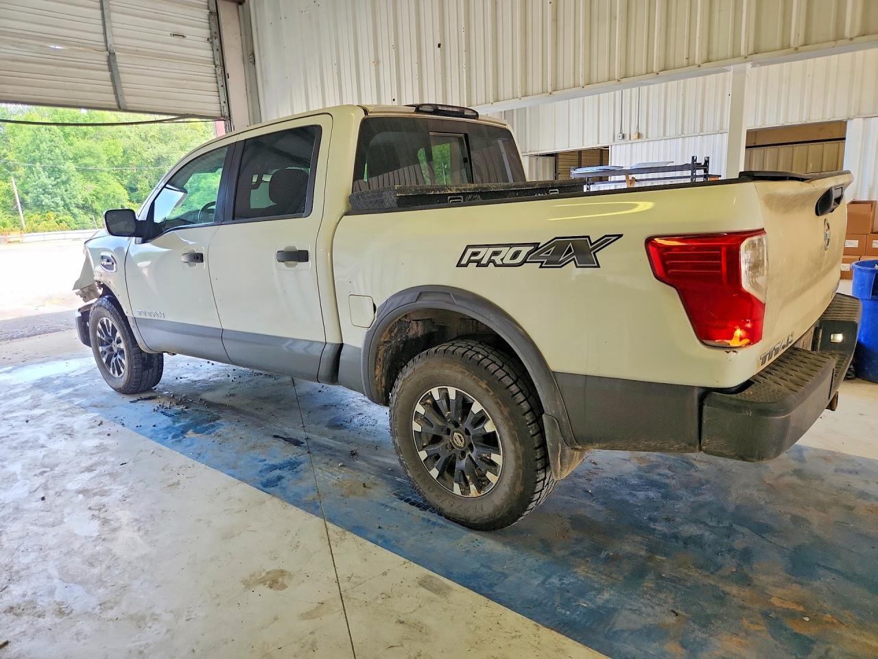 2017 Nissan Titan Pro-4X - zdjęcie 2