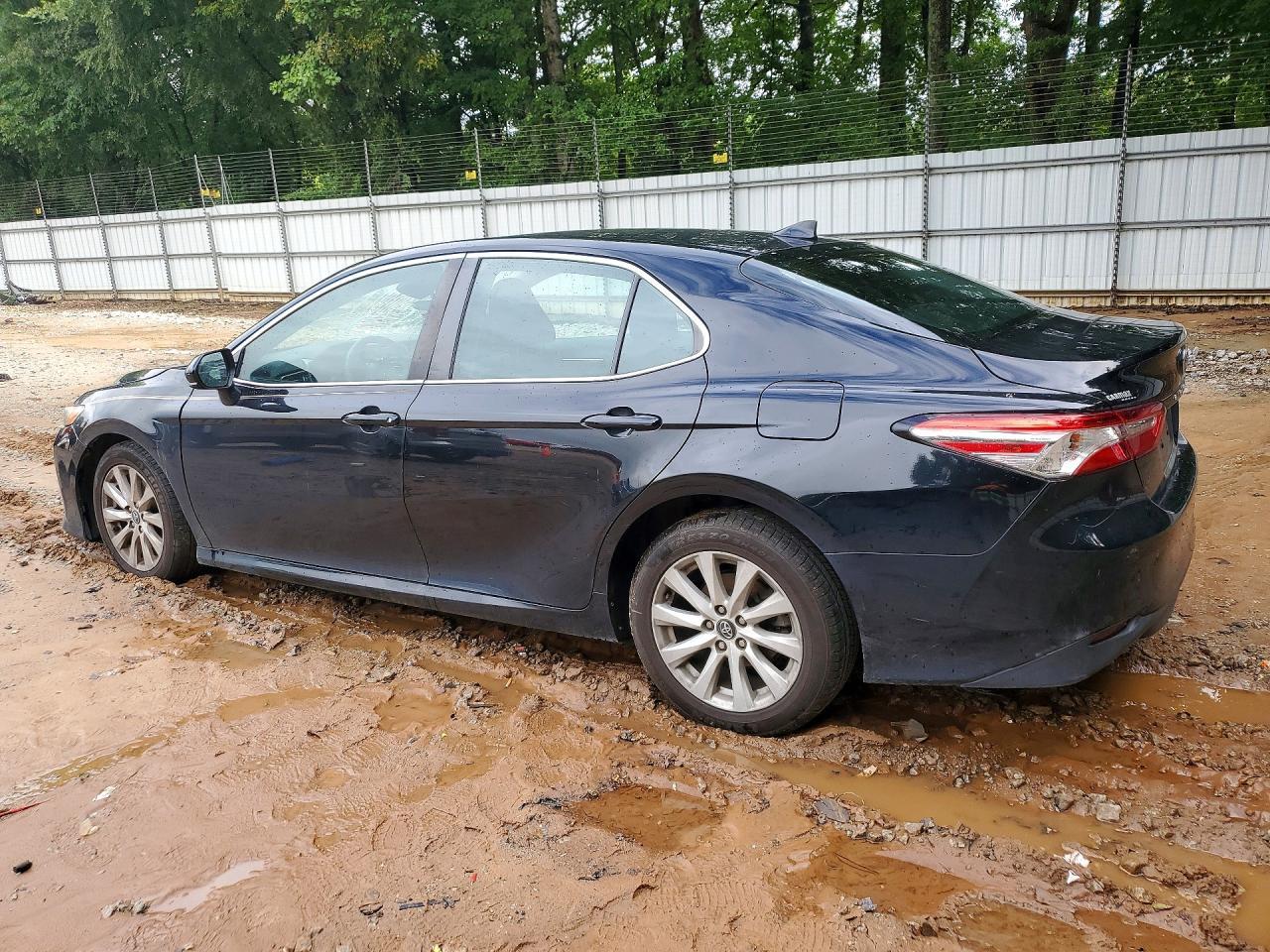 2020 Toyota Camry Le - zdjęcie 2