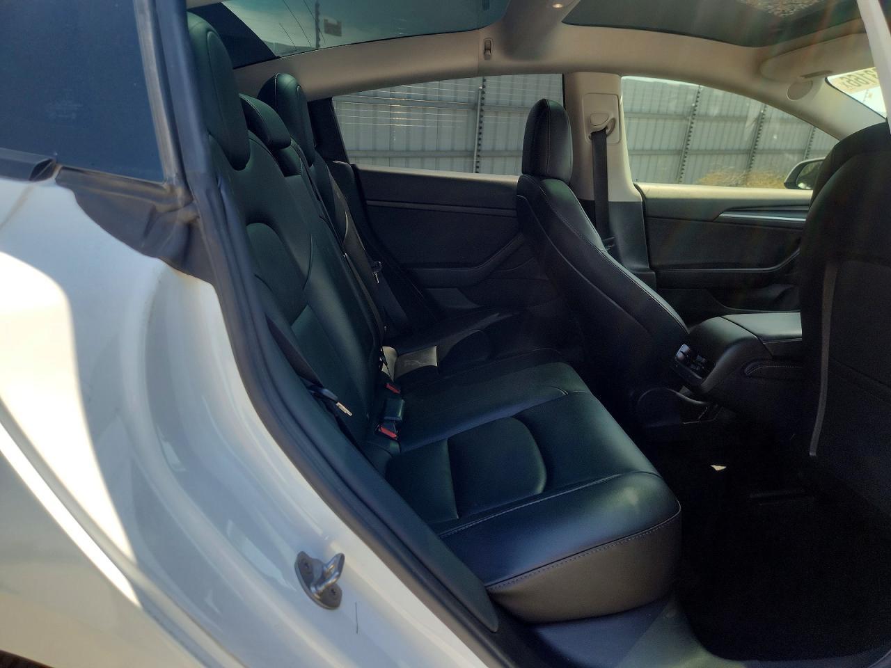 2022 Tesla Model 3 - zdjęcie 10