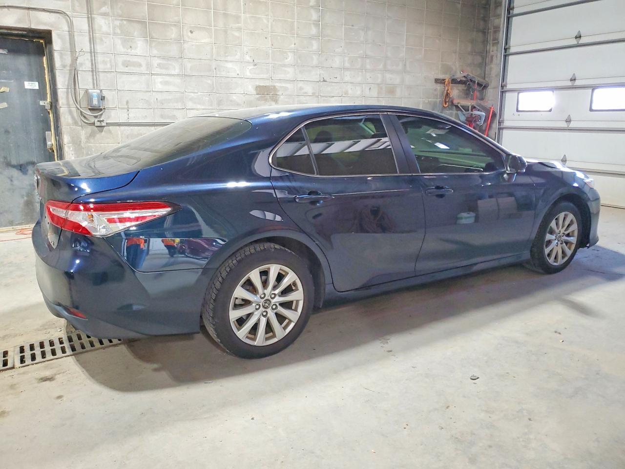 2018 Toyota Camry Le - zdjęcie 3