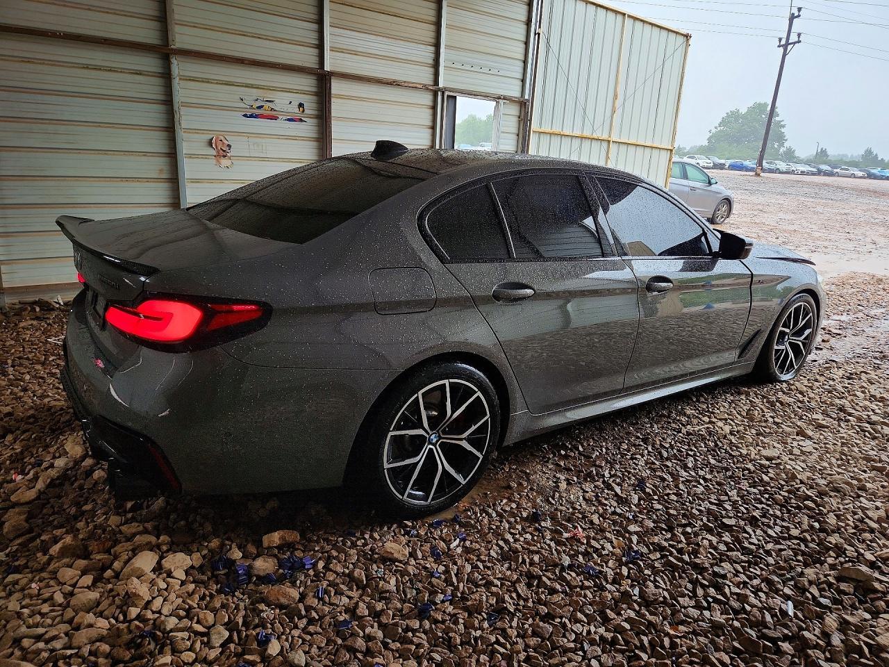 2021 BMW Seria 5 M550i - zdjęcie 3