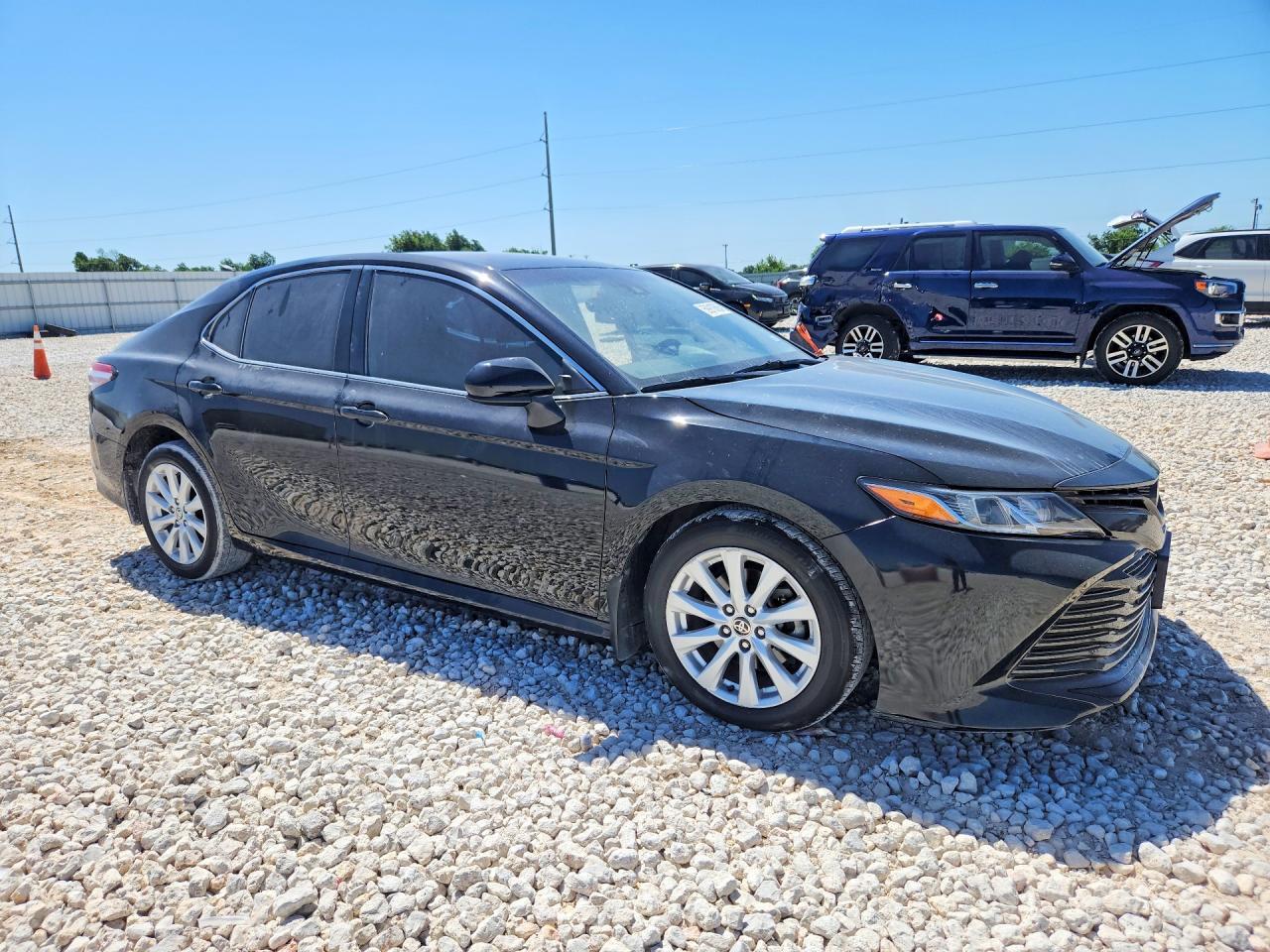 2020 Toyota Camry Le - zdjęcie 4