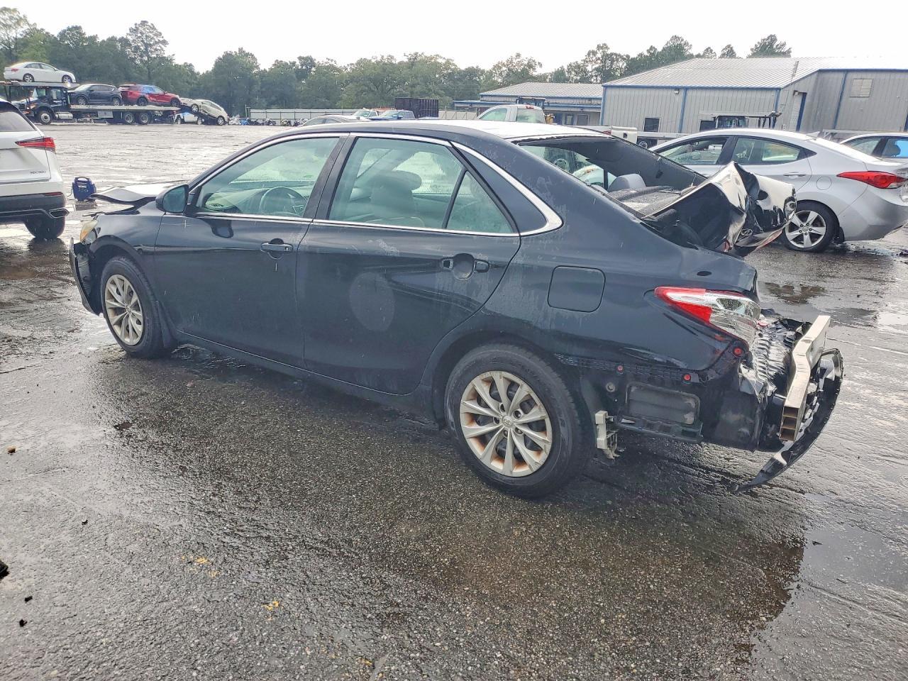 2015 Toyota Camry Le - zdjęcie 2