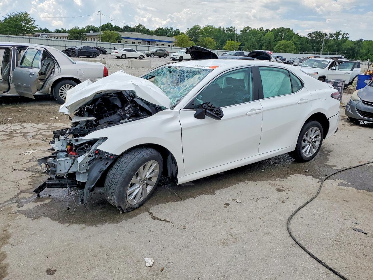 2023 Toyota Camry Le - zdjęcie główne