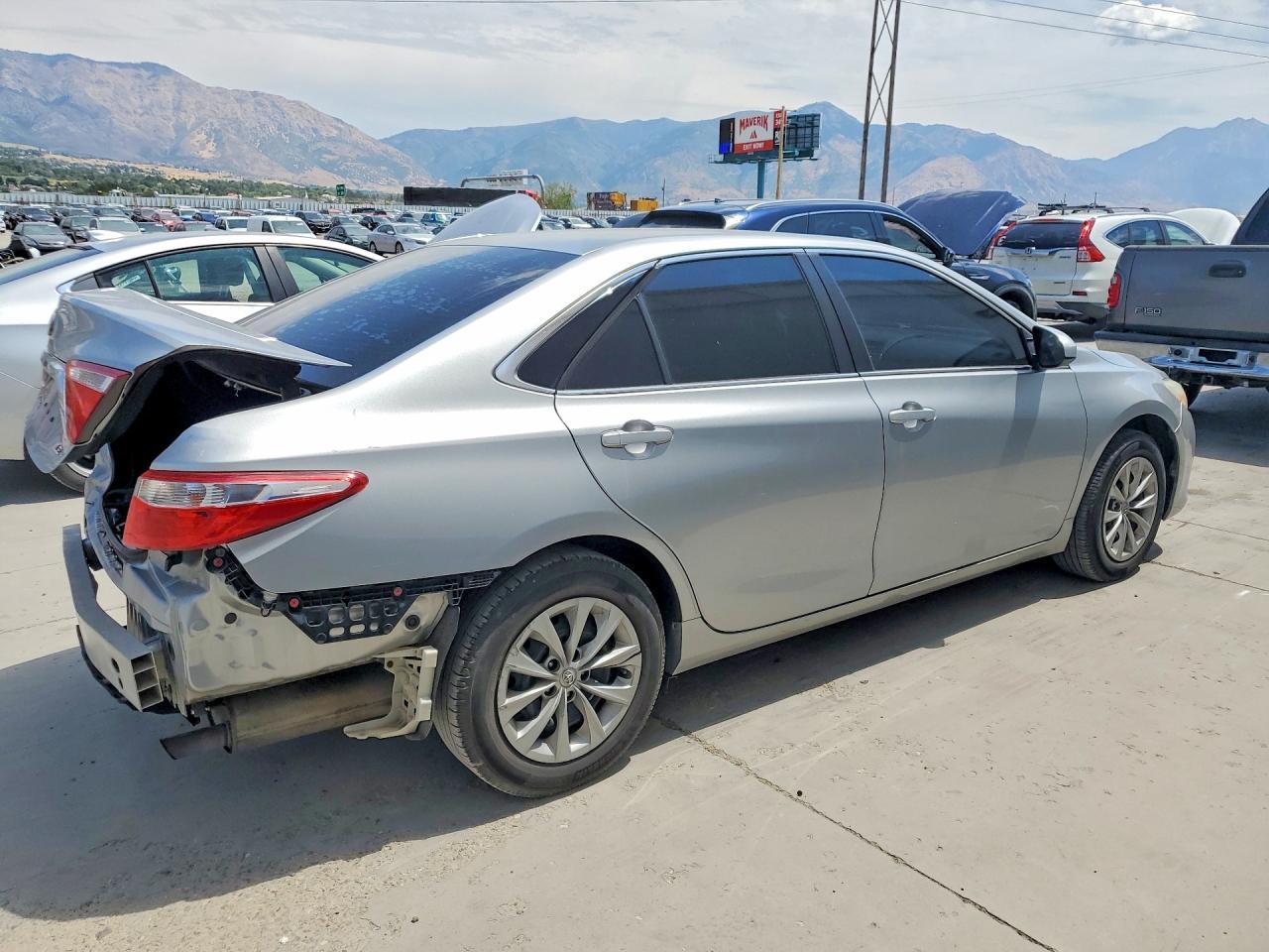 2017 Toyota Camry Le - zdjęcie 3