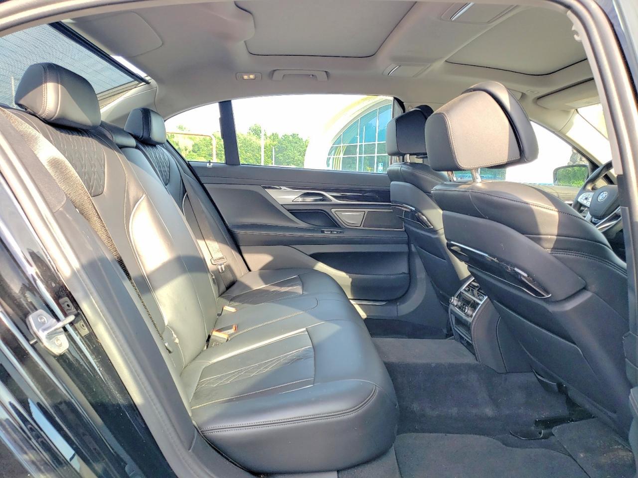 2020 BMW 740 I - zdjęcie 10