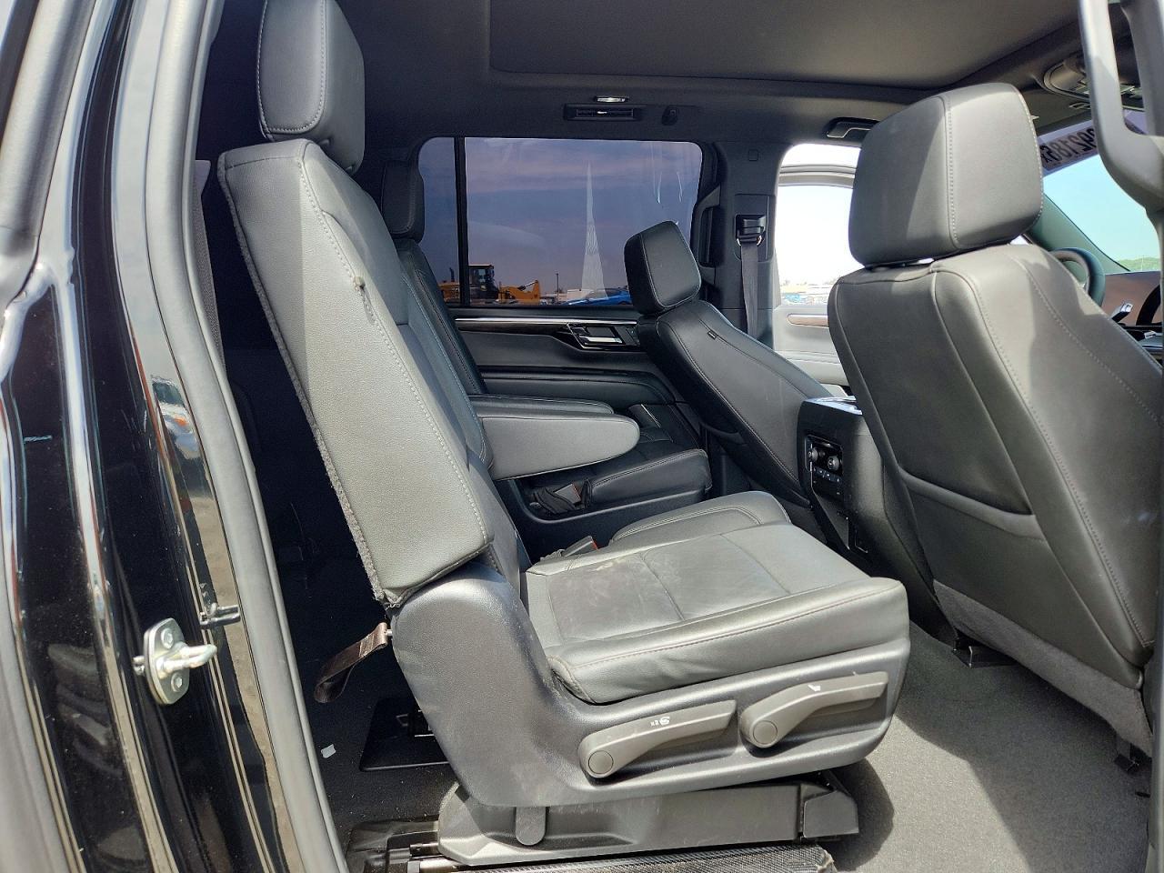 2025 Chevrolet Suburban C1500 Lt - zdjęcie 11