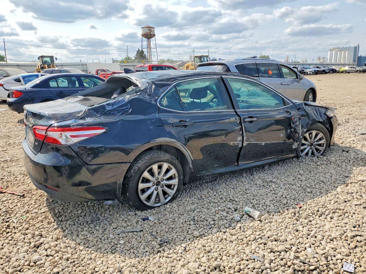 2020 Toyota Camry Le - zdjęcie 3