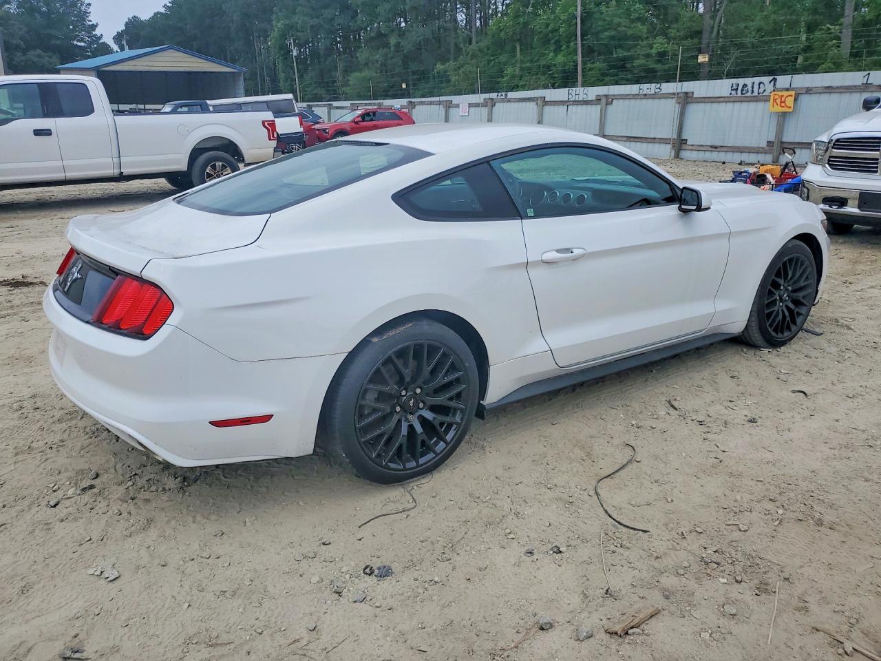 2017 Ford Mustang - zdjęcie 3