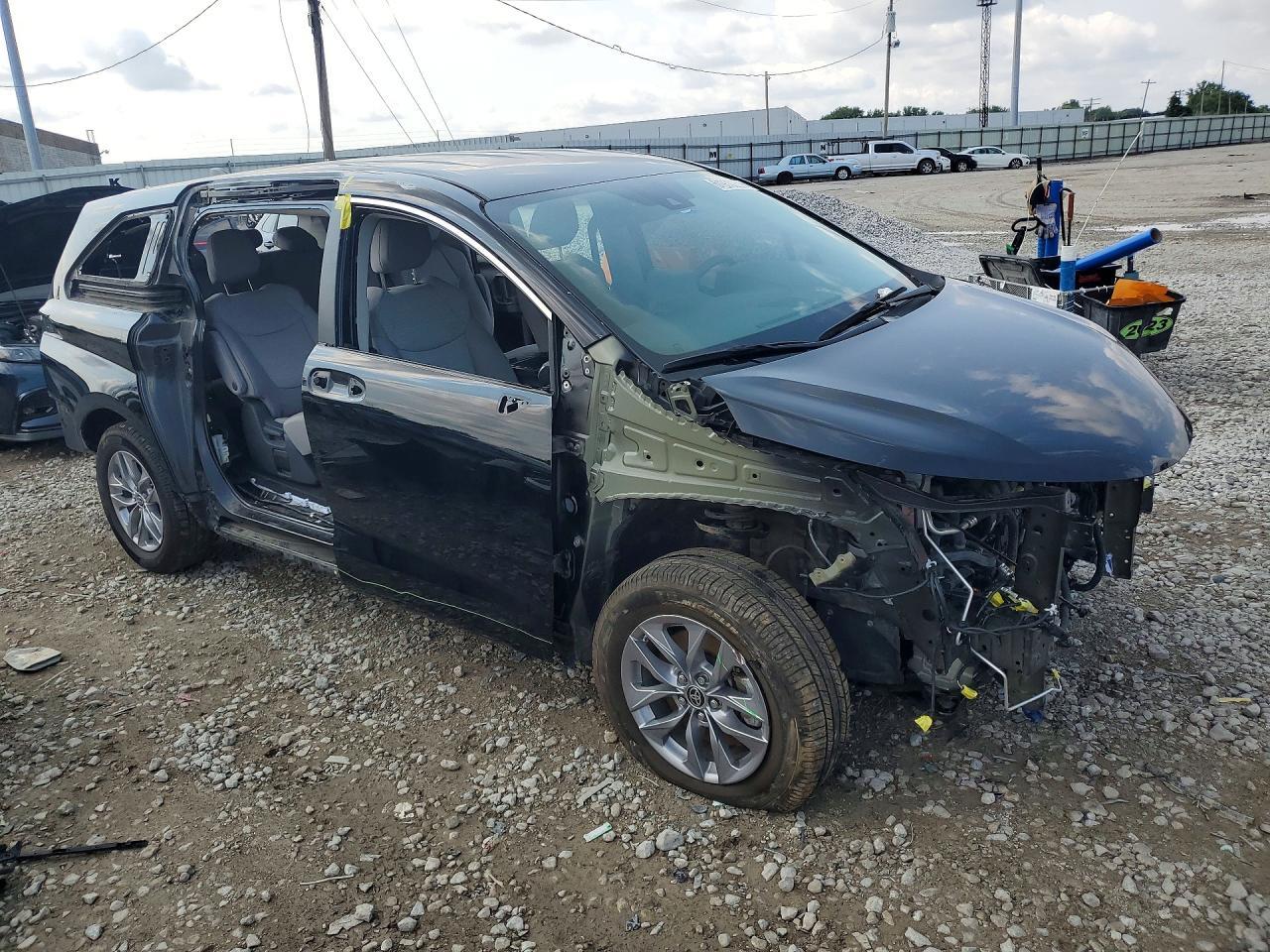 2022 Toyota Sienna Le - zdjęcie 4