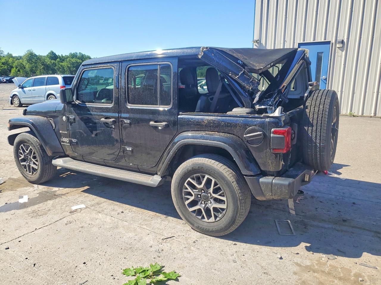 2024 Jeep Wrangler Sahara - zdjęcie 2