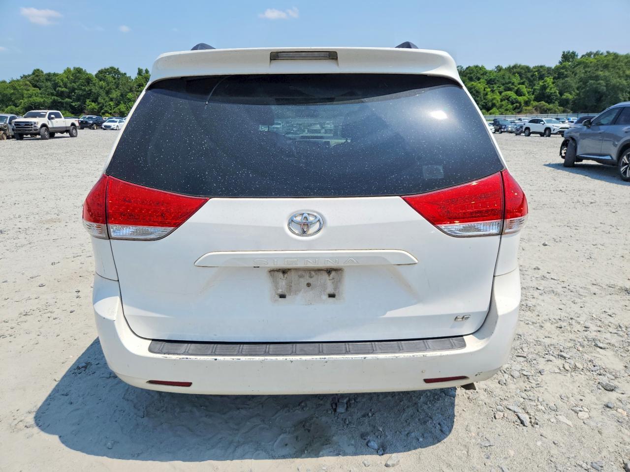 2013 Toyota Sienna Le - zdjęcie 6