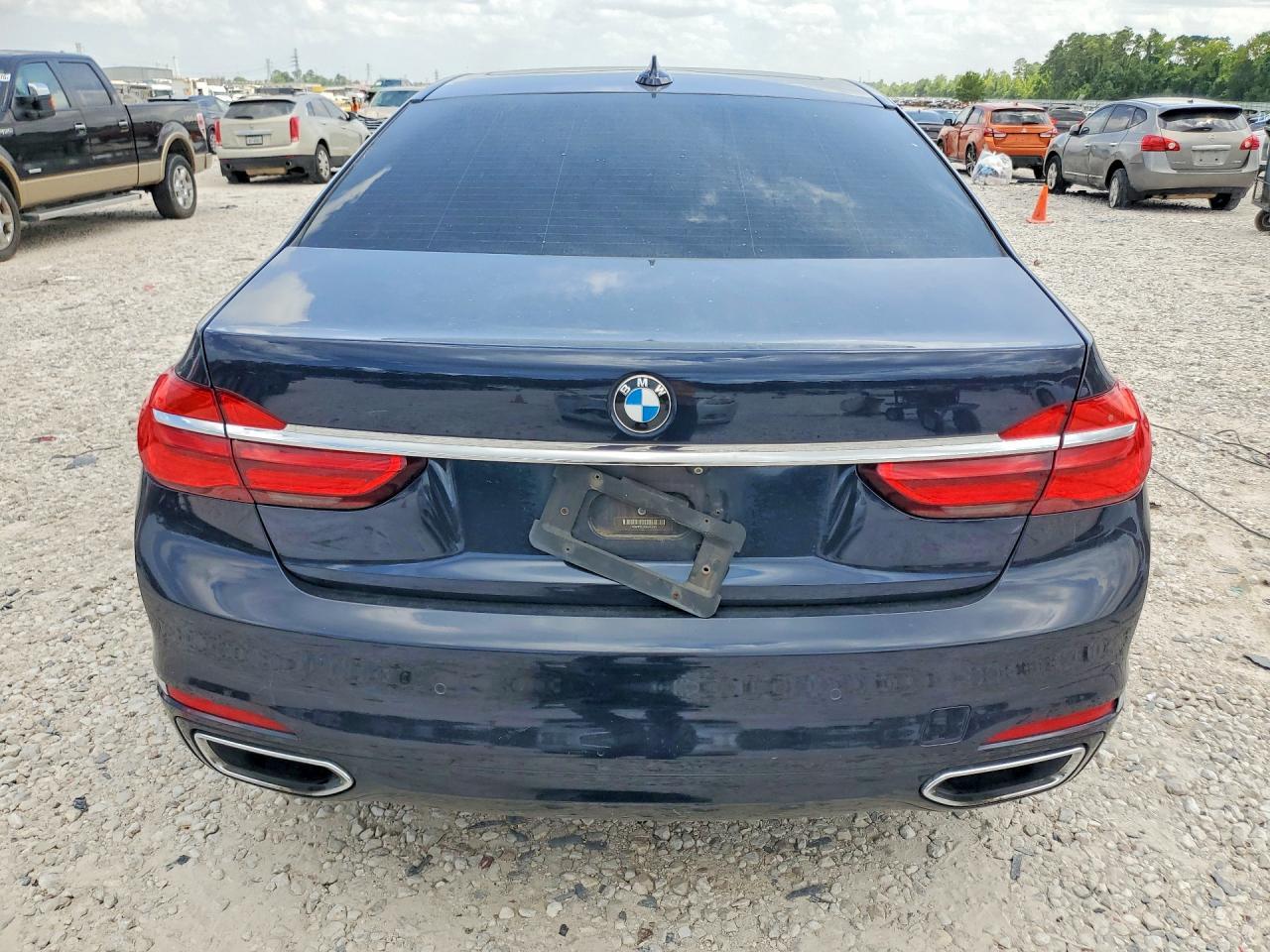 2016 BMW Seria 7 750i - zdjęcie 6