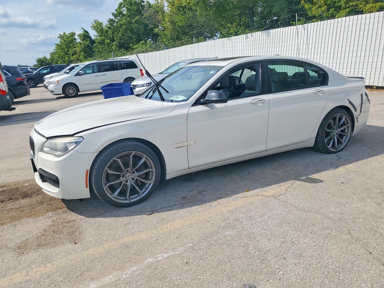 2013 BMW 750 I - zdjęcie główne