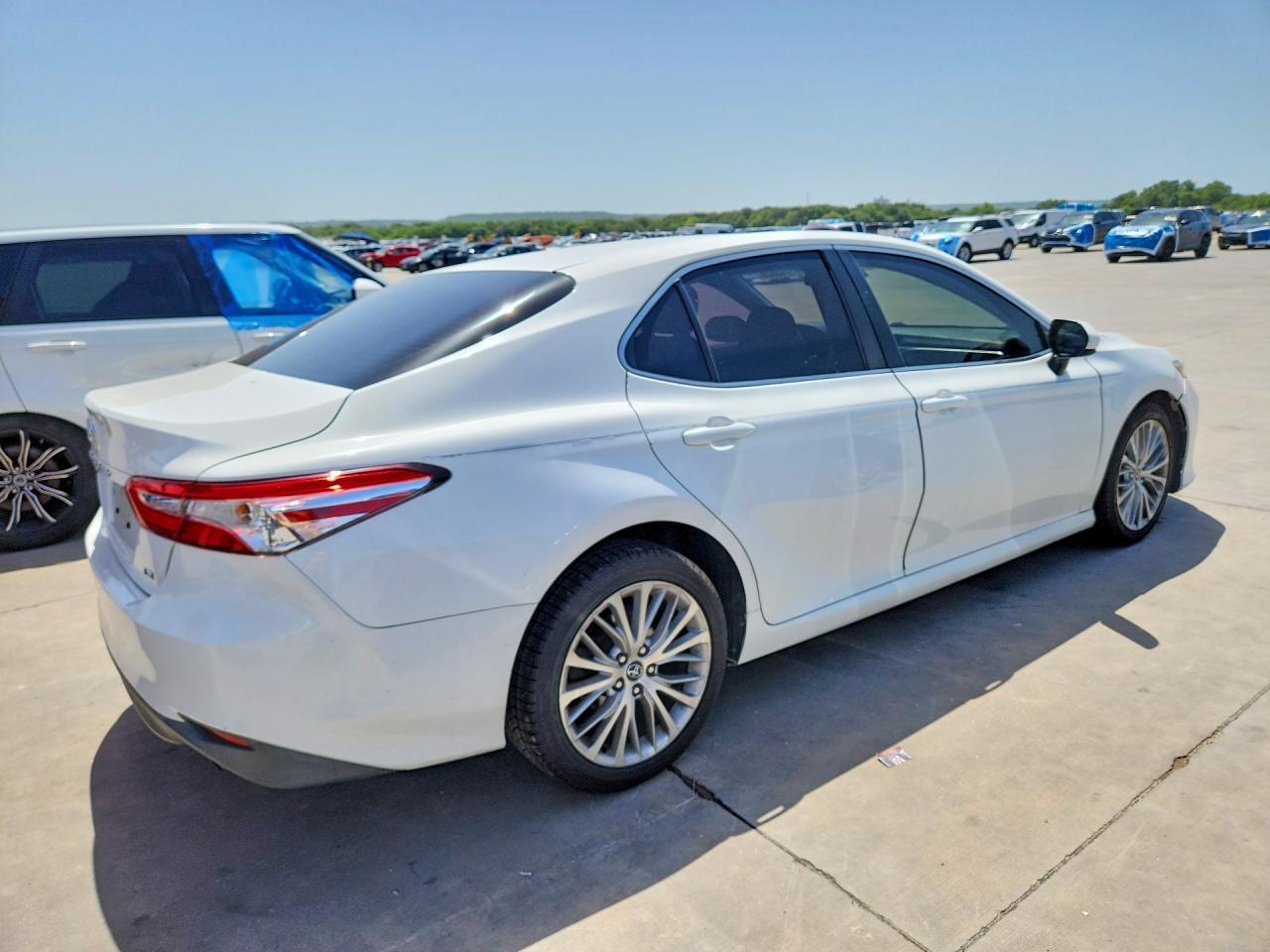 2018 Toyota Camry Le - zdjęcie 3