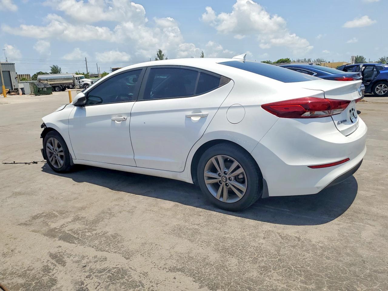 Hyundai Elantra - zdjęcie 2