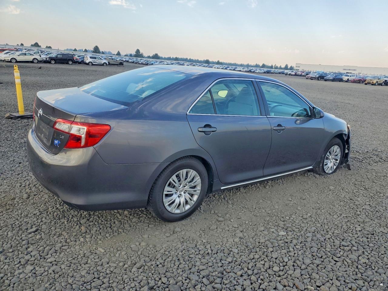 2013 Toyota Camry Le - zdjęcie 3
