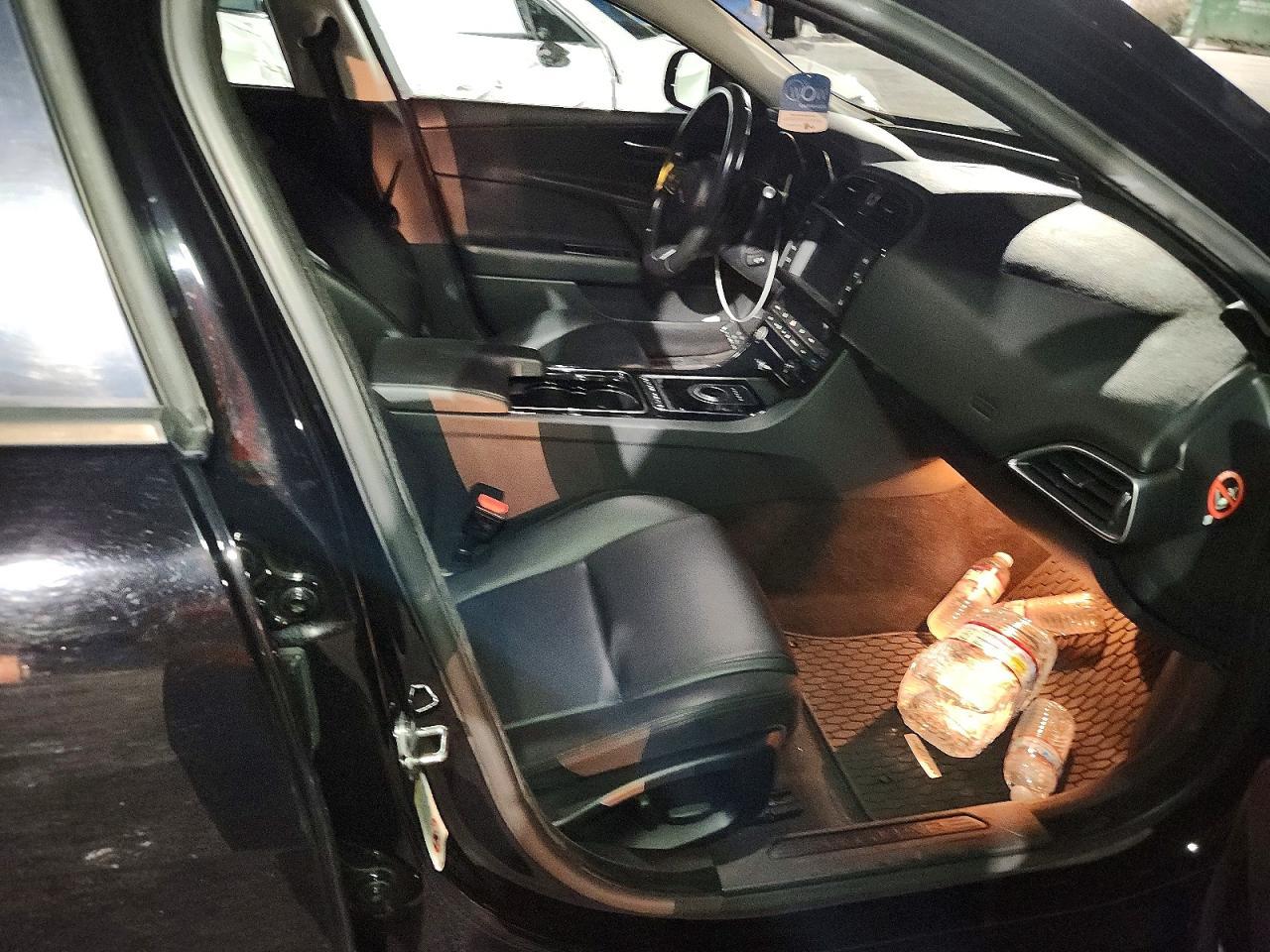 2017 Jaguar Xe Premium - zdjęcie 13