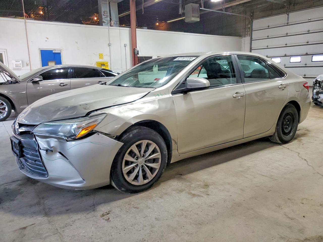 2016 Toyota Camry Le - zdjęcie główne