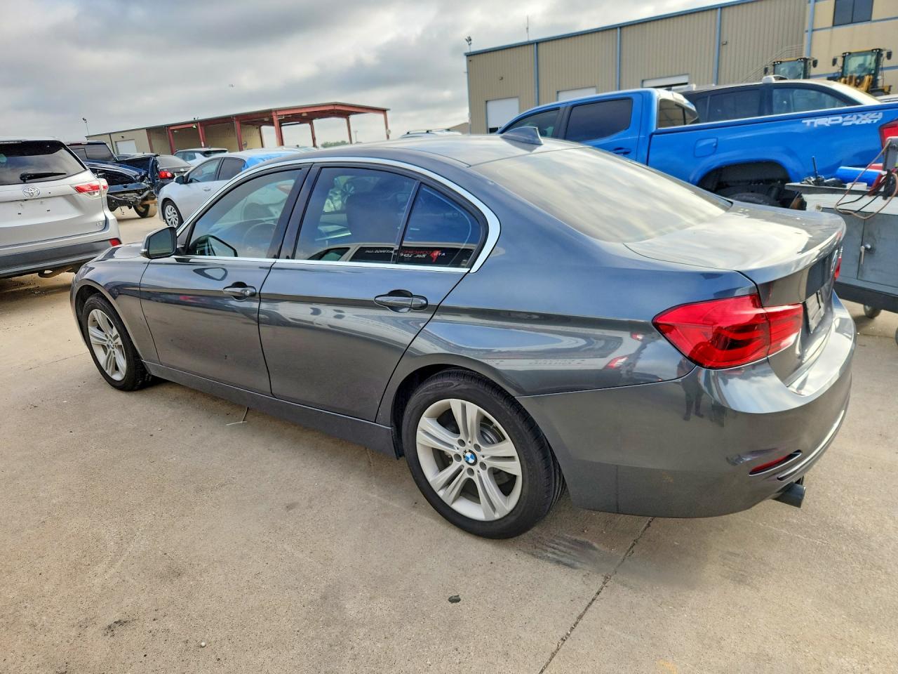 2018 BMW 330 I - zdjęcie 2