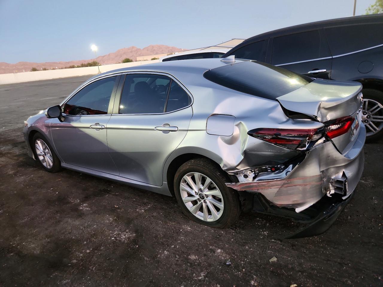 2024 Toyota Camry Le - zdjęcie 2