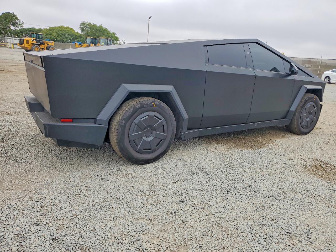 2025 Tesla Cybertruck - zdjęcie 3