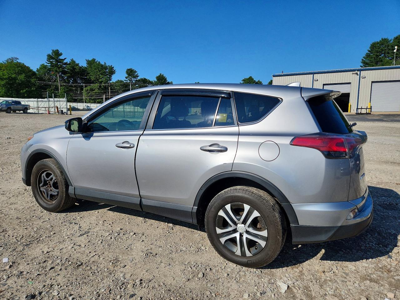 2018 Toyota Rav4 Le - zdjęcie 2