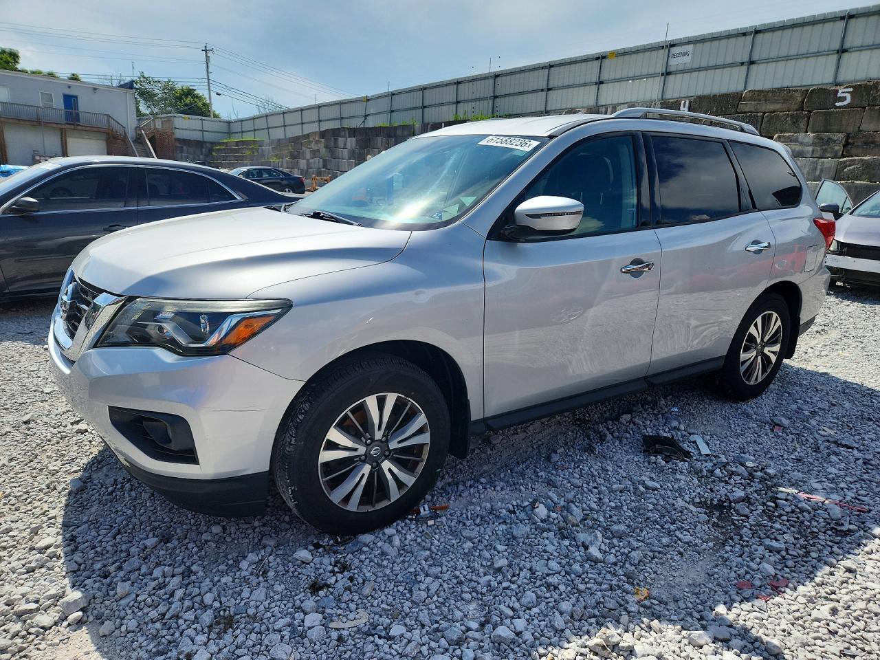 2017 Nissan Pathfinder Sv - zdjęcie główne