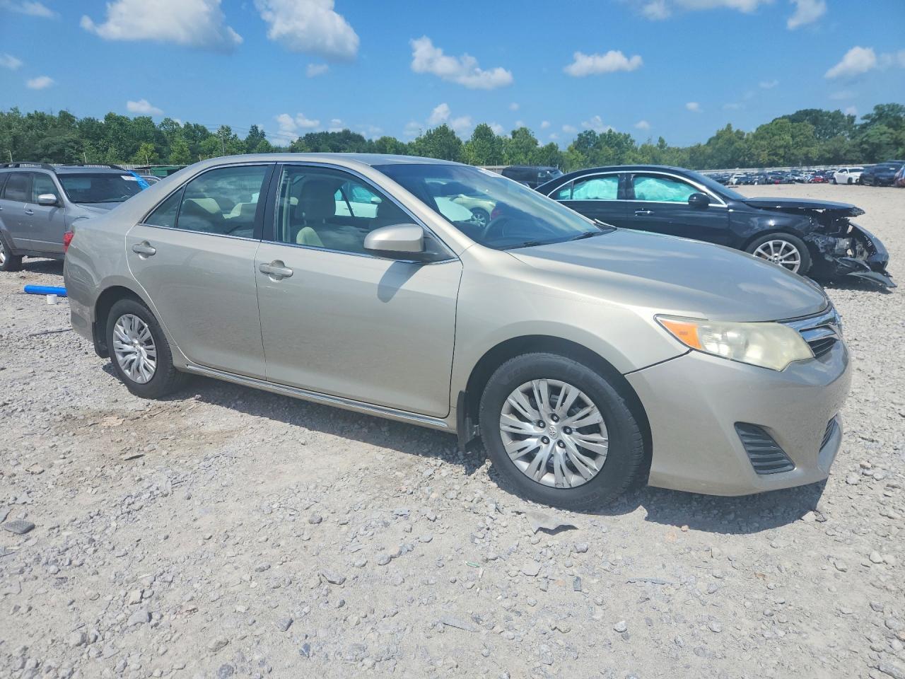 2014 Toyota Camry Le - zdjęcie 4