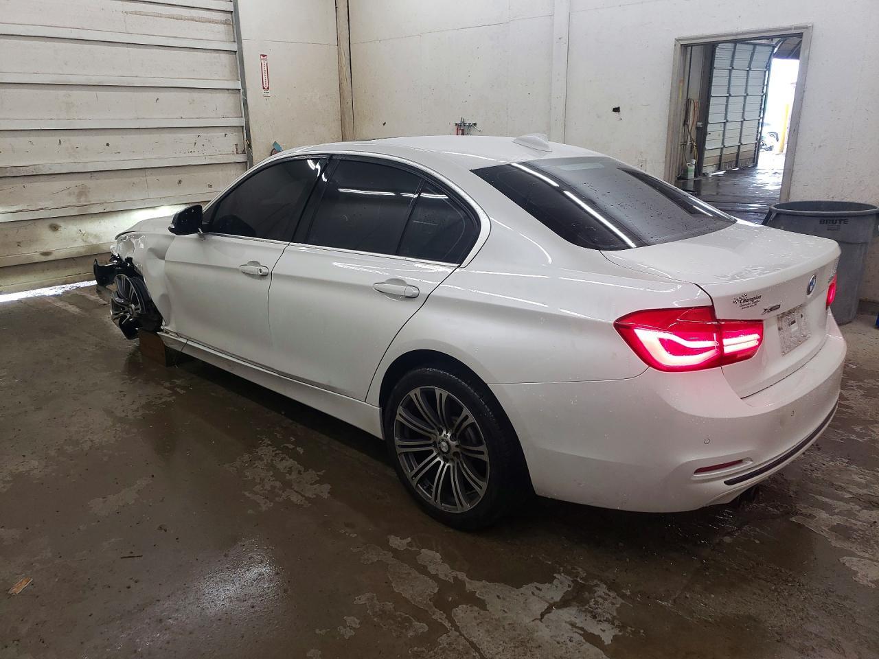 2017 BMW 330 Xi - zdjęcie 2