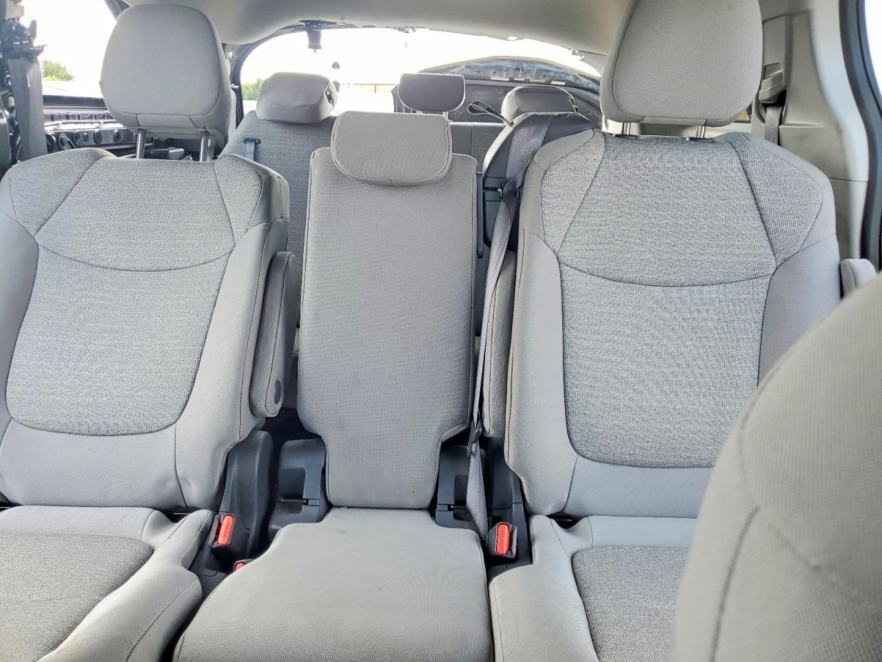 2022 Toyota Sienna Le - zdjęcie 10