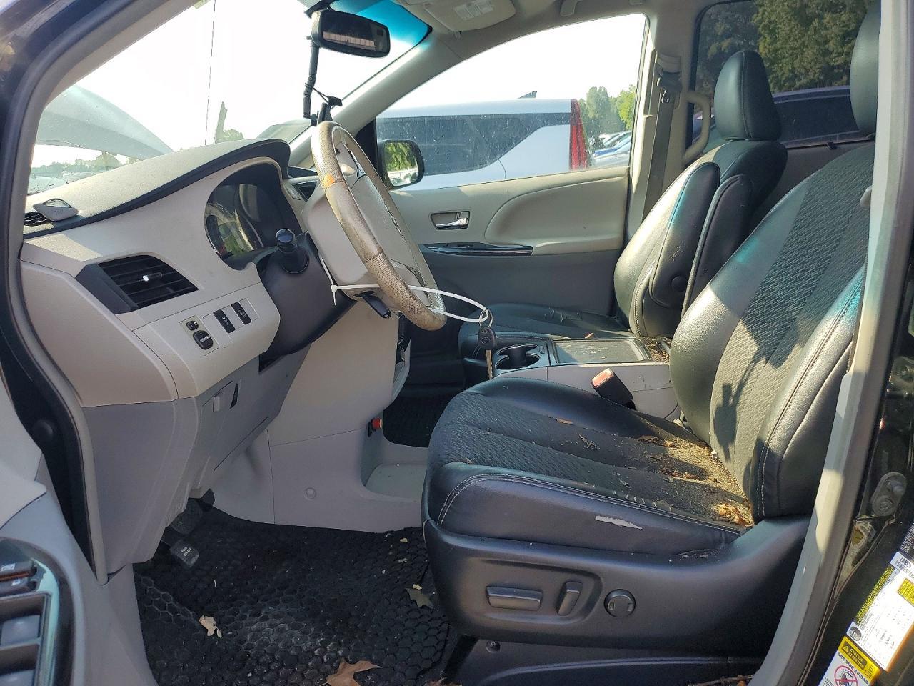 2014 Toyota Sienna Sport - zdjęcie 7