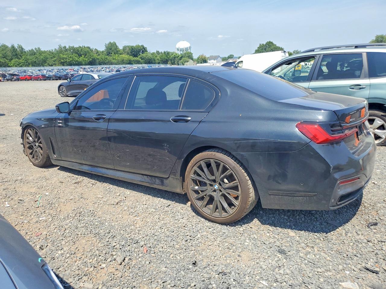 2021 BMW Seria 7 750i - zdjęcie 2