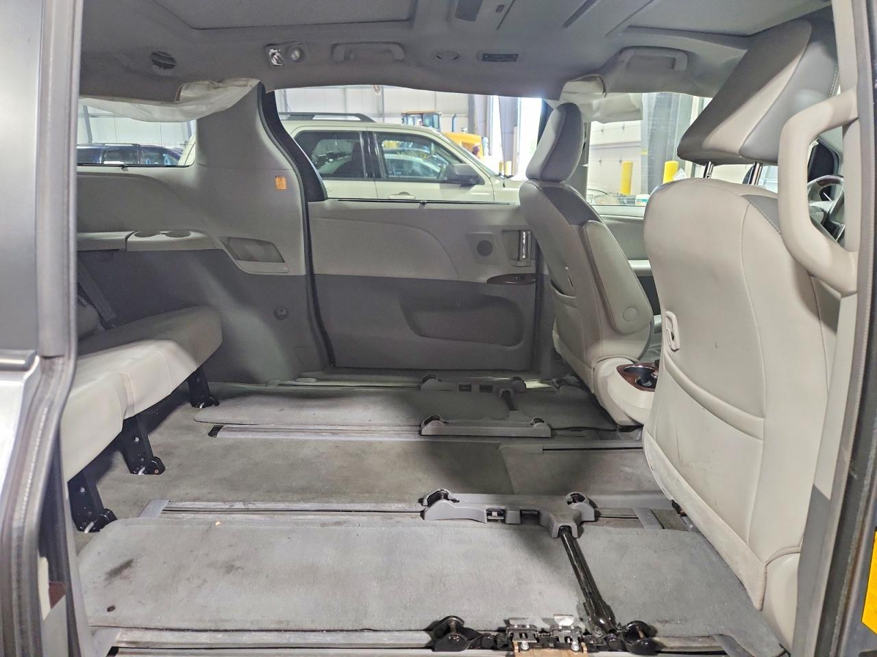 2013 Toyota Sienna Limited 7-Passenger - zdjęcie 11