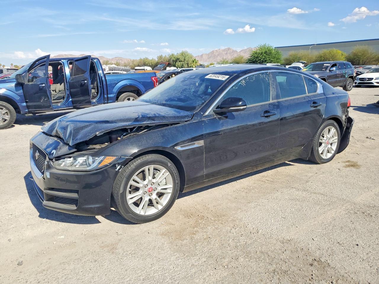 2017 Jaguar Xe Premium - zdjęcie główne